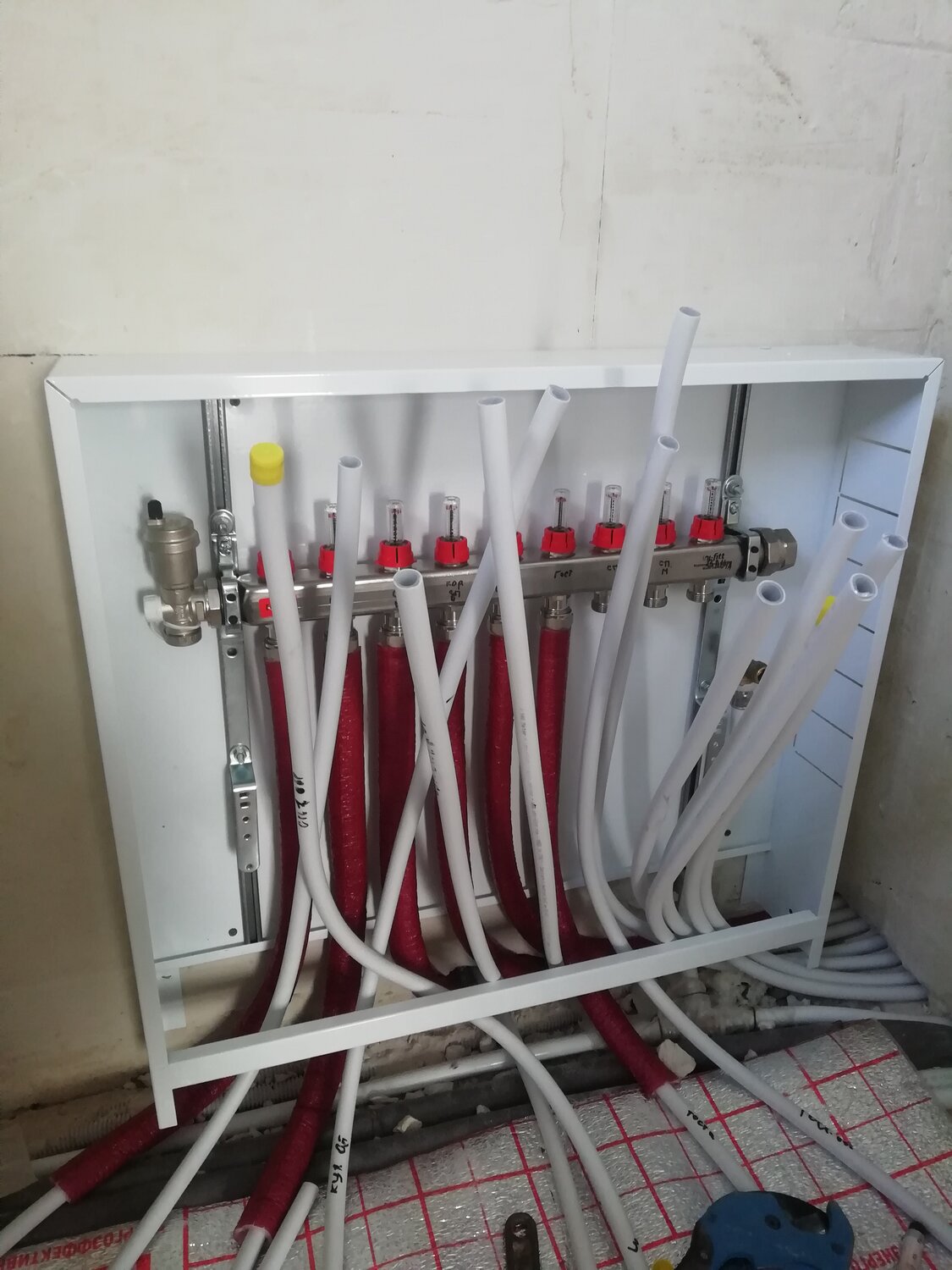 danfoss коллекторный шкаф теплого пола,встроенный,2 выхода, коллекторный шкаф для теплого пола насосом, распределительный шкаф для теплого пола, шкаф для гребенки отопления, коллекторный шкаф отопления в лифтовом холле