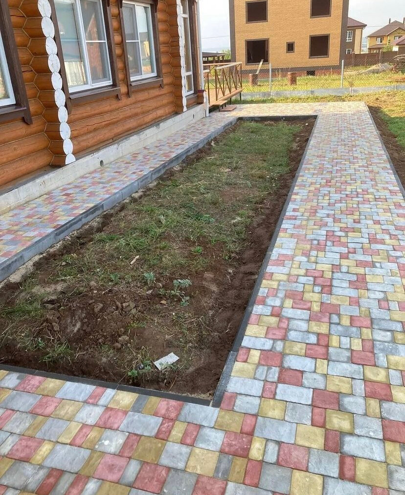 брусчатка тротуарная отмостка, тротуарная плитка, плитка во дворе частного дома, укладка тротуарной плитки, тротуарная плитка брусчатка