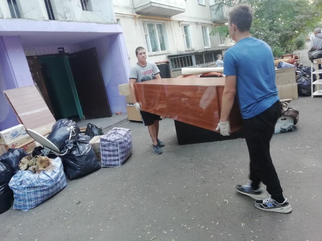 мусорный контейнер, мусорный бак, человек в мусорке, коммунальные отходы, квартирный переезд