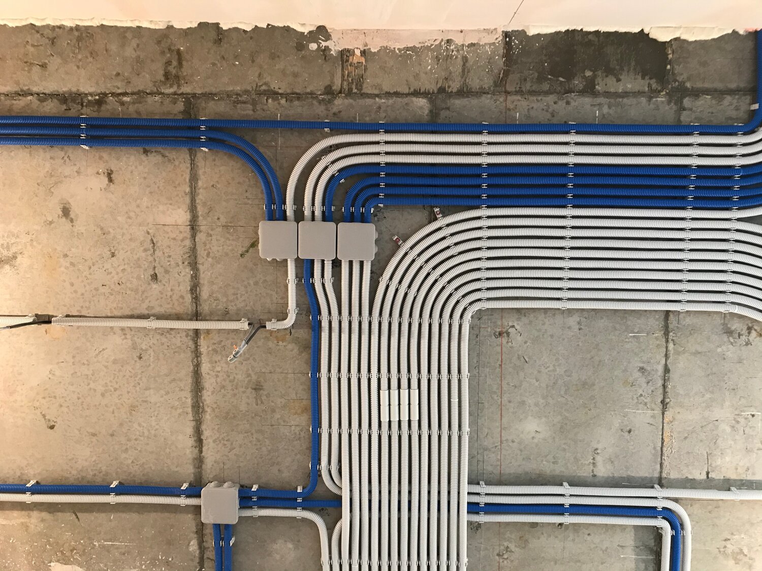 прокладка электропроводки, красивый монтаж электропроводки, монтаж электропроводки, монтаж электрики, электромонтаж