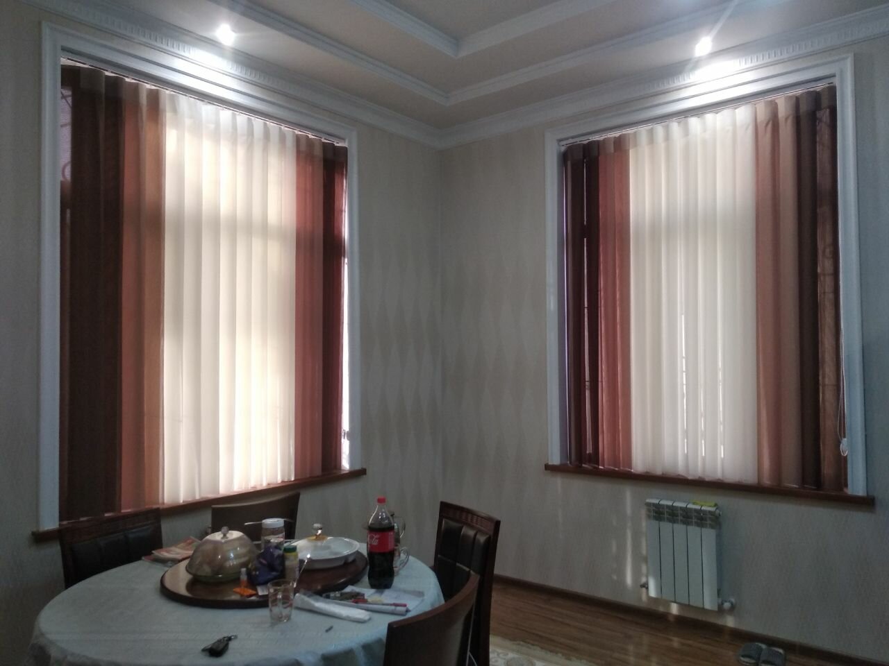 вертикальные жалюзи, жалюзи вертикальные двухцветные, жалюзи вертикальные тканевые, жалюзи, рулонные шторы жалюзи