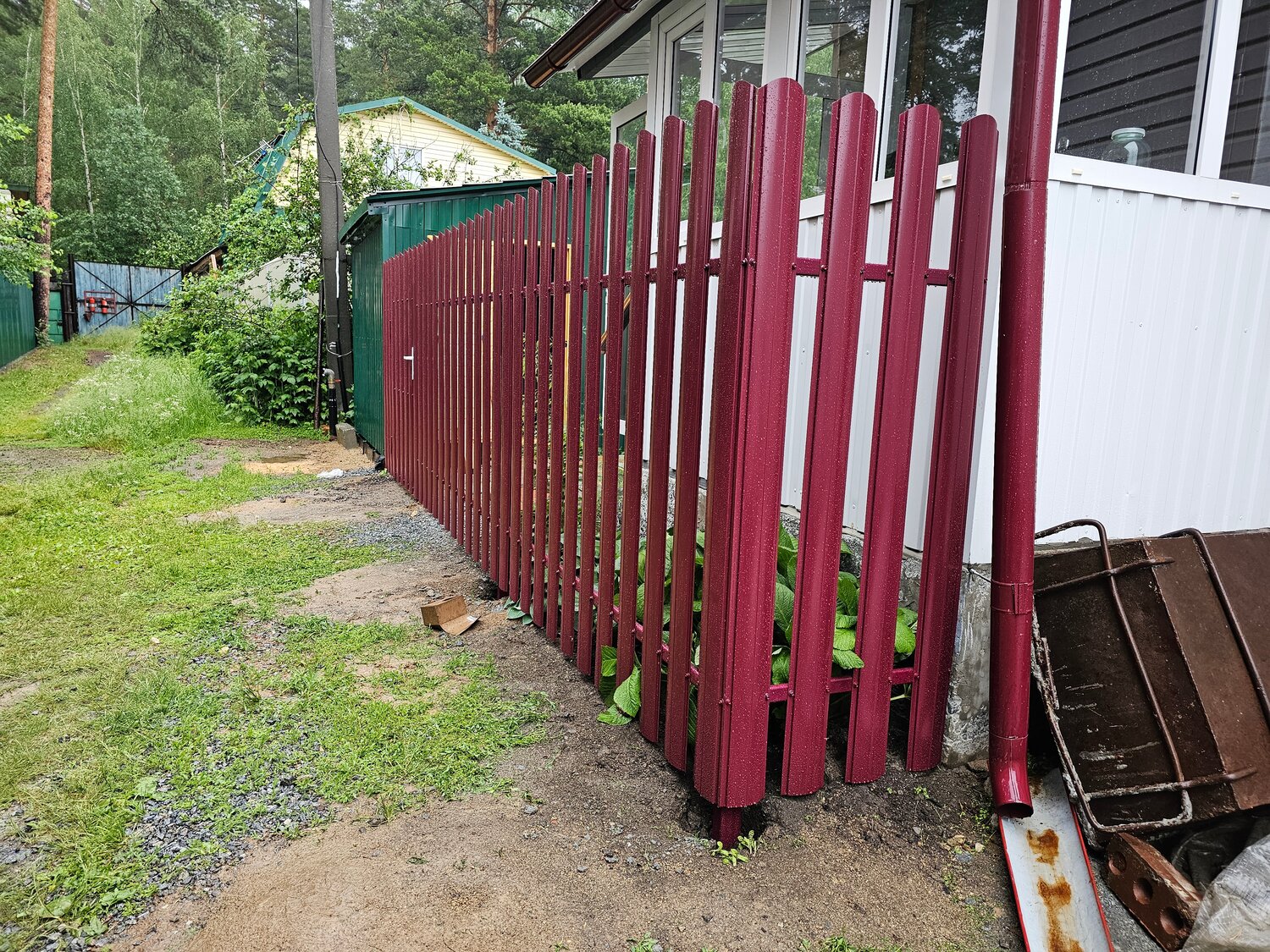 металлический штакетник для забора, забор из металлического штакетника, забор из евроштакетника под дерево, штакетник забор, штакетник металлический