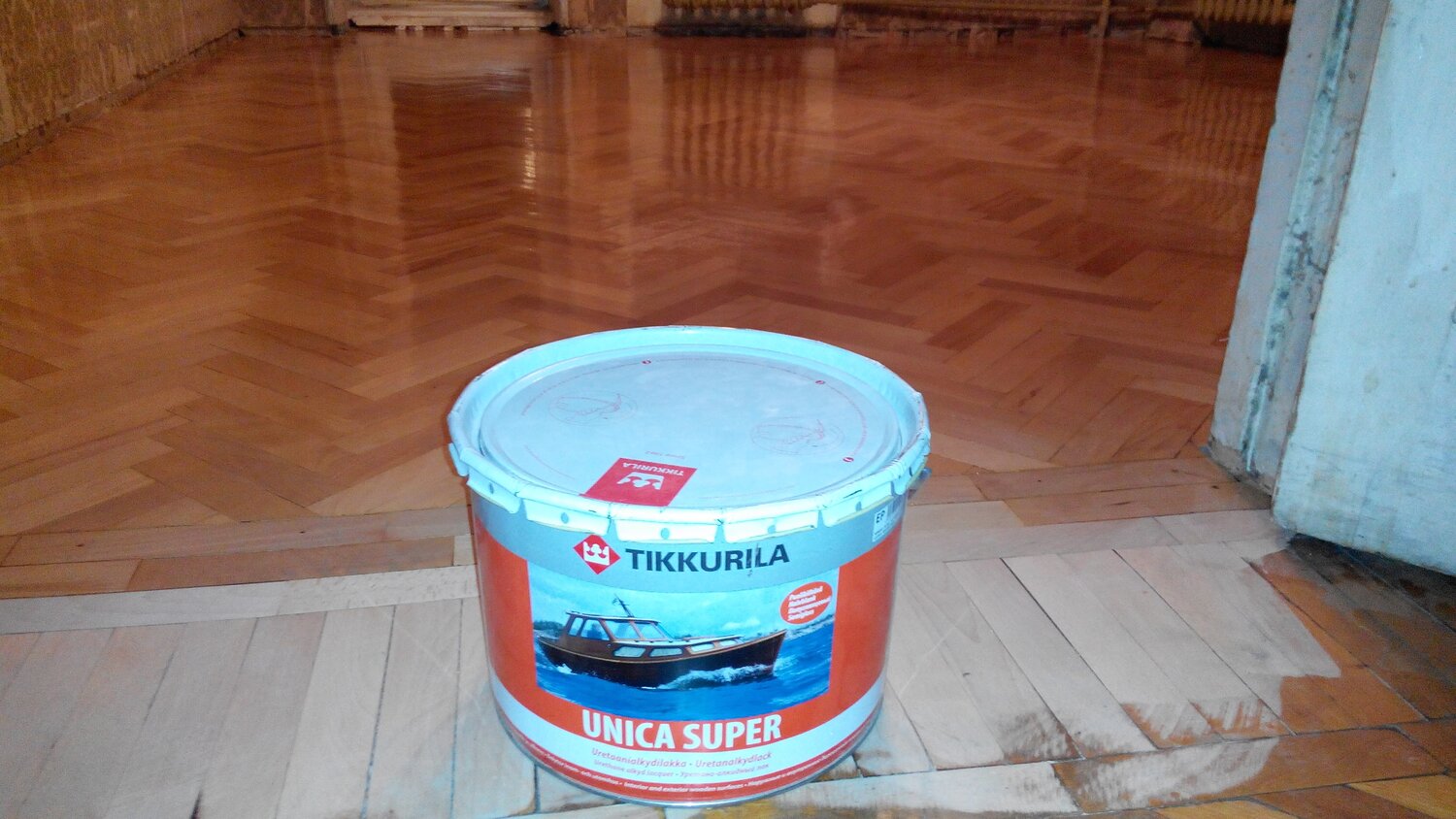 лак tikkurila petsilakka (0.33 л) алкидный, лак tikkurila paneeli assa titan, лак для дерева tikkurila unica super (прозрачный полуматовый), 2.7 л, лак яхтный tikkurila unica super 60 (2.7 л) алкидно-уретановый, лак глянцевый tikkurila unica super ер 2.7 л