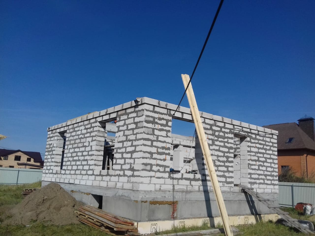 Кладка фронтона из керамзитобетонных блоков - 81 фото