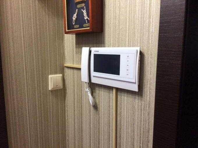 установленный видеодомофон, видеодомофон в прихожей, видеодомофон на стене, видеодомофон в интерьере, домофон