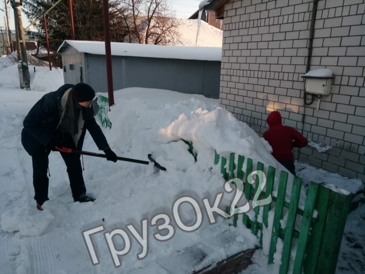 помогите убрать снег, расчистить снег помочь, снег, студенты убирают снег, уборка снега с гаража