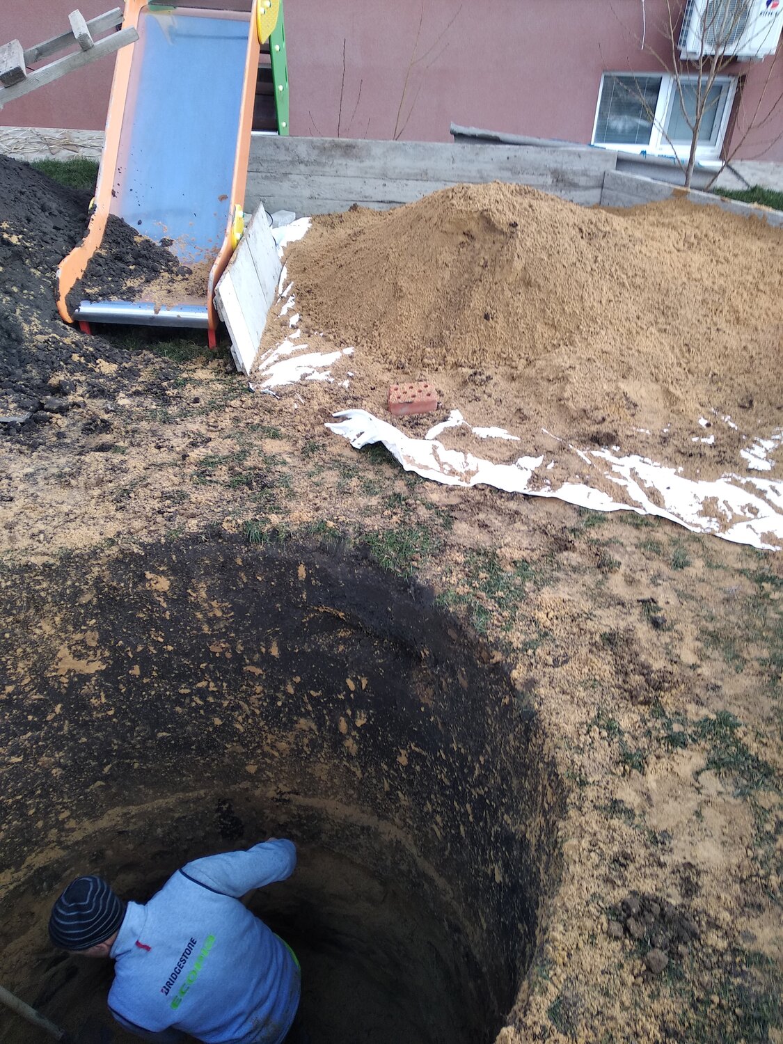 Как экскаватором выкопать яму под канализацию - 95 фото