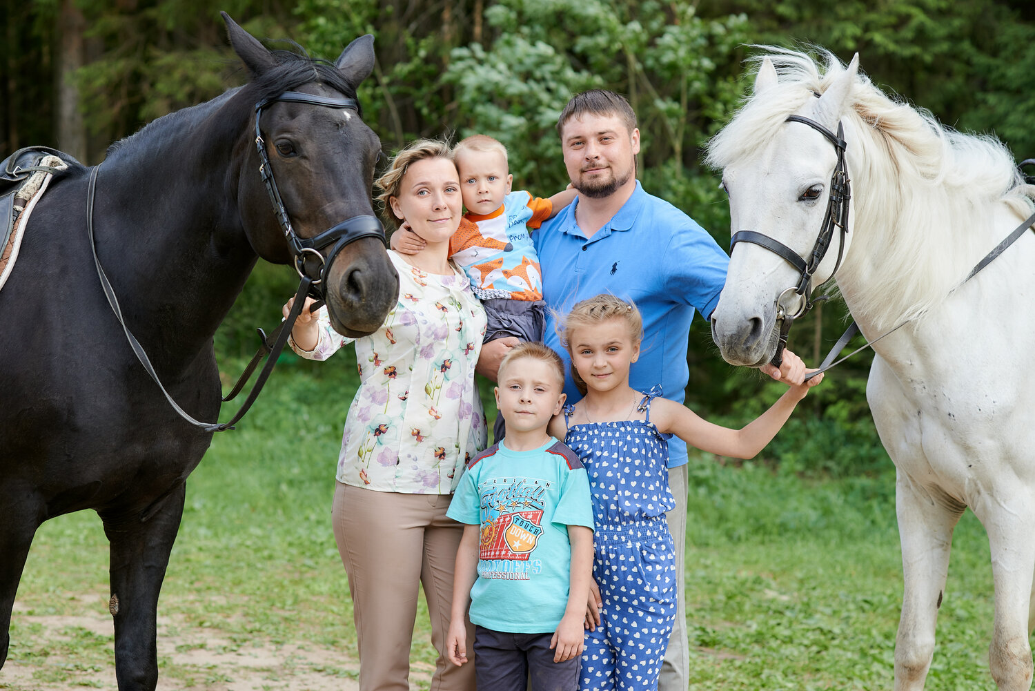 прогулка на лошадях с детьми, семейная фотосессия с лошадьми, прогулка лошади семья, конный клуб, левадия прогулка на лошадях