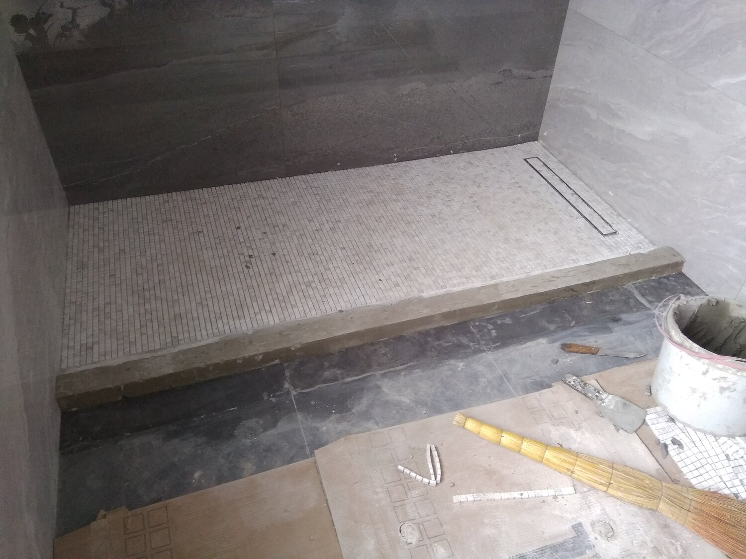 душевой поддон из пеноблоков, пол, душевой поддон из цсп, обслуживаемый поддон душевой в строительном исполнении, душевой лоток aco showerdrain b 9010.78.70 с решеткой