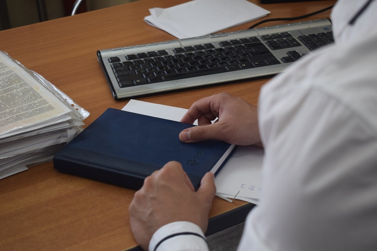 офисная клавиатура, страница с текстом, техника, ноутбук, ноутбук крупно