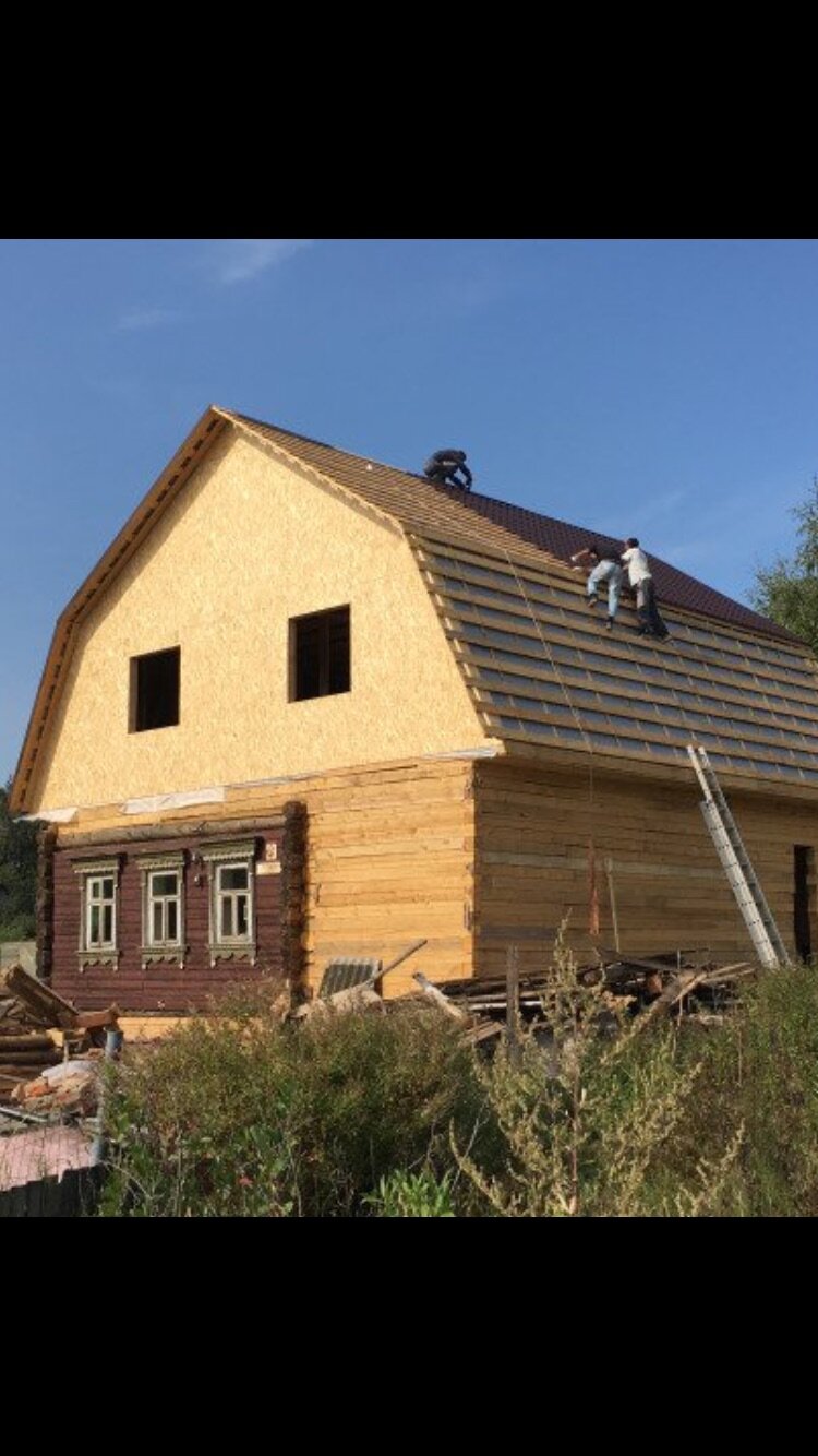 каркасный дом, крыши домов с мансардой, ремонт фронтона дачного дома, леса для дома с мансардой, смещенной пристройкой к старому дому