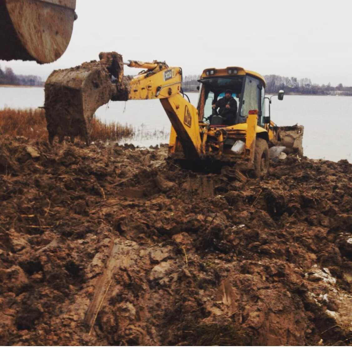 экскаватор-погрузчик jcb 3cx копает, песок, щебень, мини экскаватор, экскаватор-погрузчик, услуги экскаватора, земляные работы, трактор копает