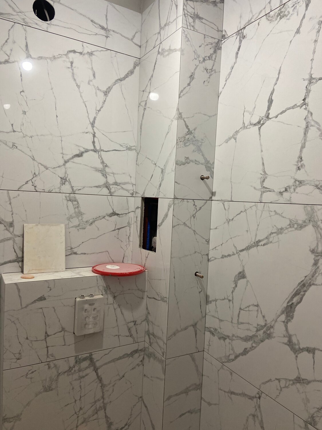 лофт стайл каррарский мрамор loft style carrara marble плитка в ванную, каррарский мрамор голд, каррарский мрамор, затирка для плитки в ванной под мрамор, санузел плитка supernova