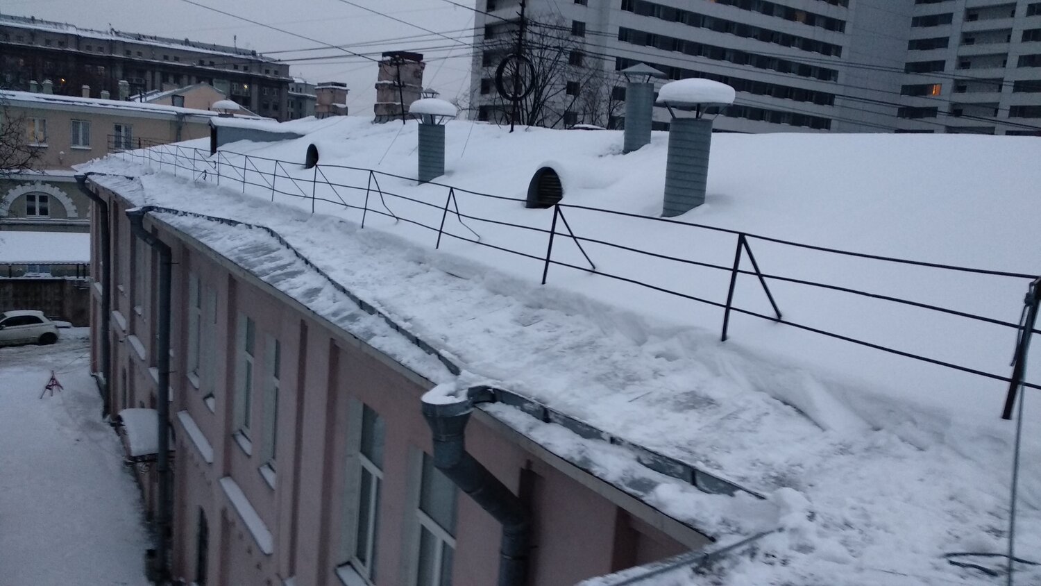 ограждение, ограждение от снега на крыше, некрасивые ограждения, ограждение мастер го 15,2, здание