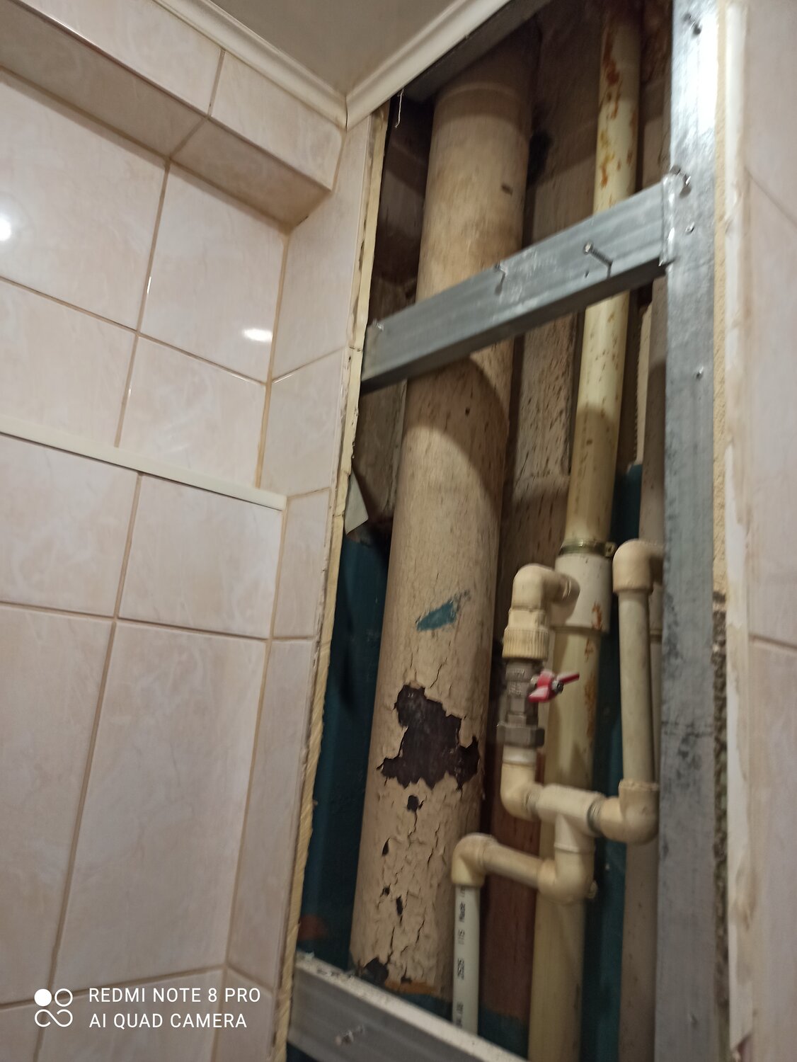 зашивка труб в санузле, теплоизоляция труб в санузле