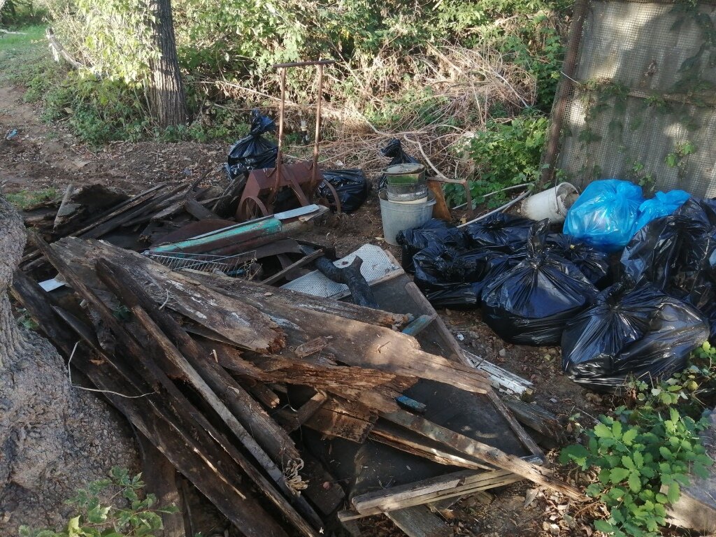 мусор, мусор в выксе в лесу, свалка мусора в лесу в вырица, уборка участков от мусора, свалка