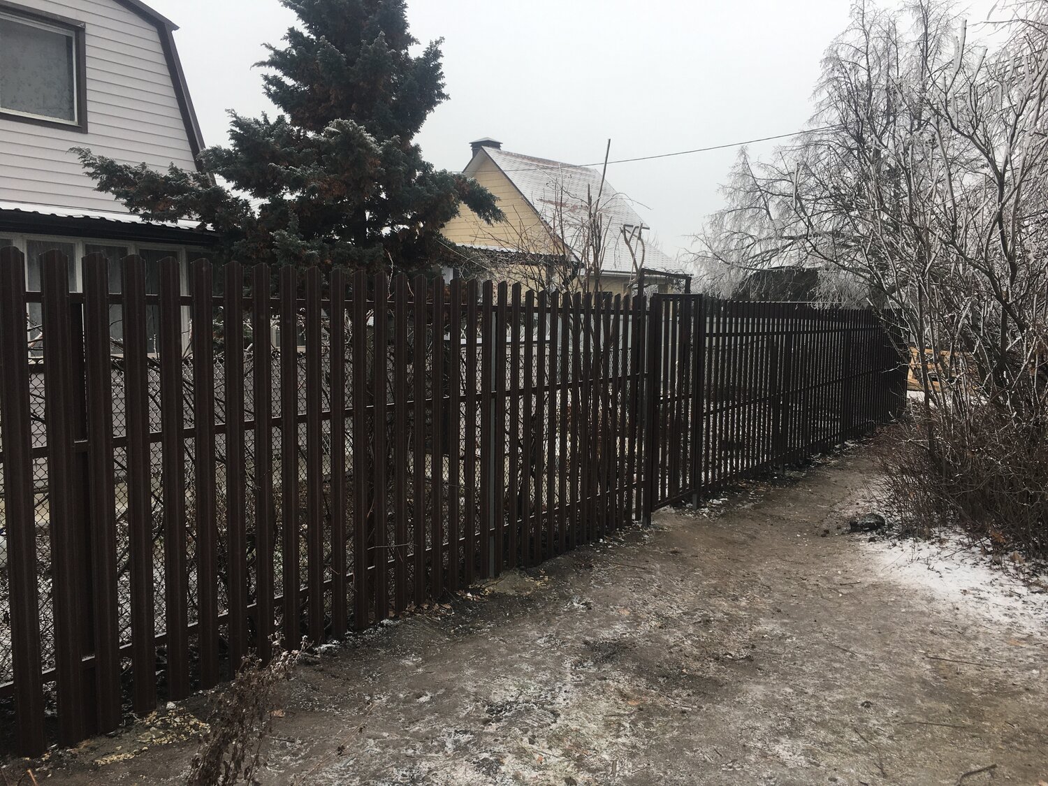 забор из металлического штакетника, штакетник забор, забор из евроштакетника, штакетник металлический забор, забор из евроштакетника на неровном участке