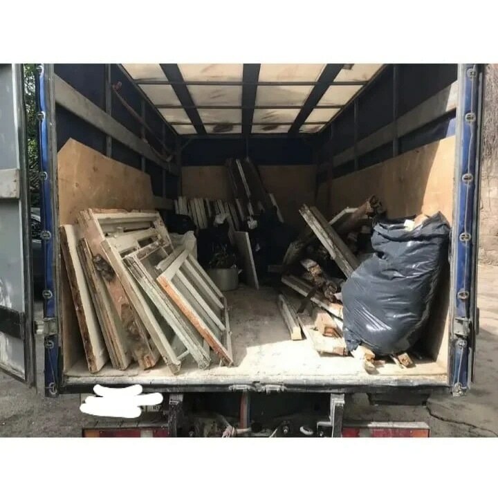 вывоз мусора с погрузкой газель, в гараже, вывоз строительного мусора газель, вывоз строительного мусора, кирпичный гараж