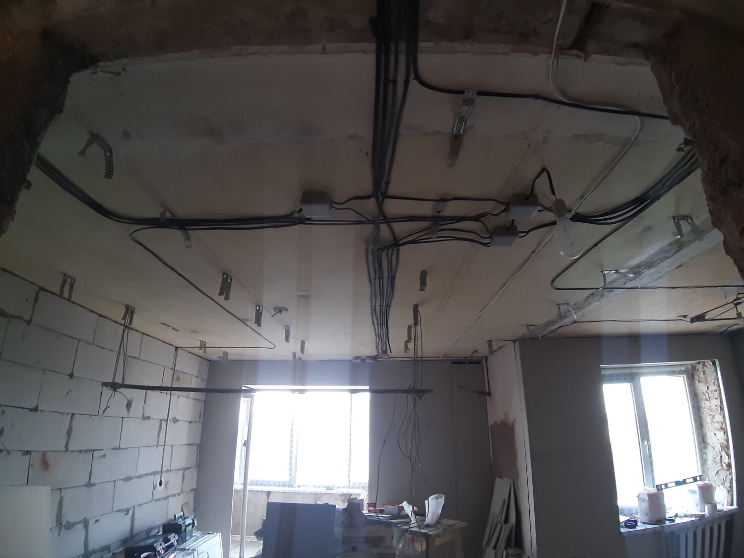 монтаж электропроводки в квартире, электрика в панельном доме, разводка электрики, монтаж электропроводки, замена электропроводки