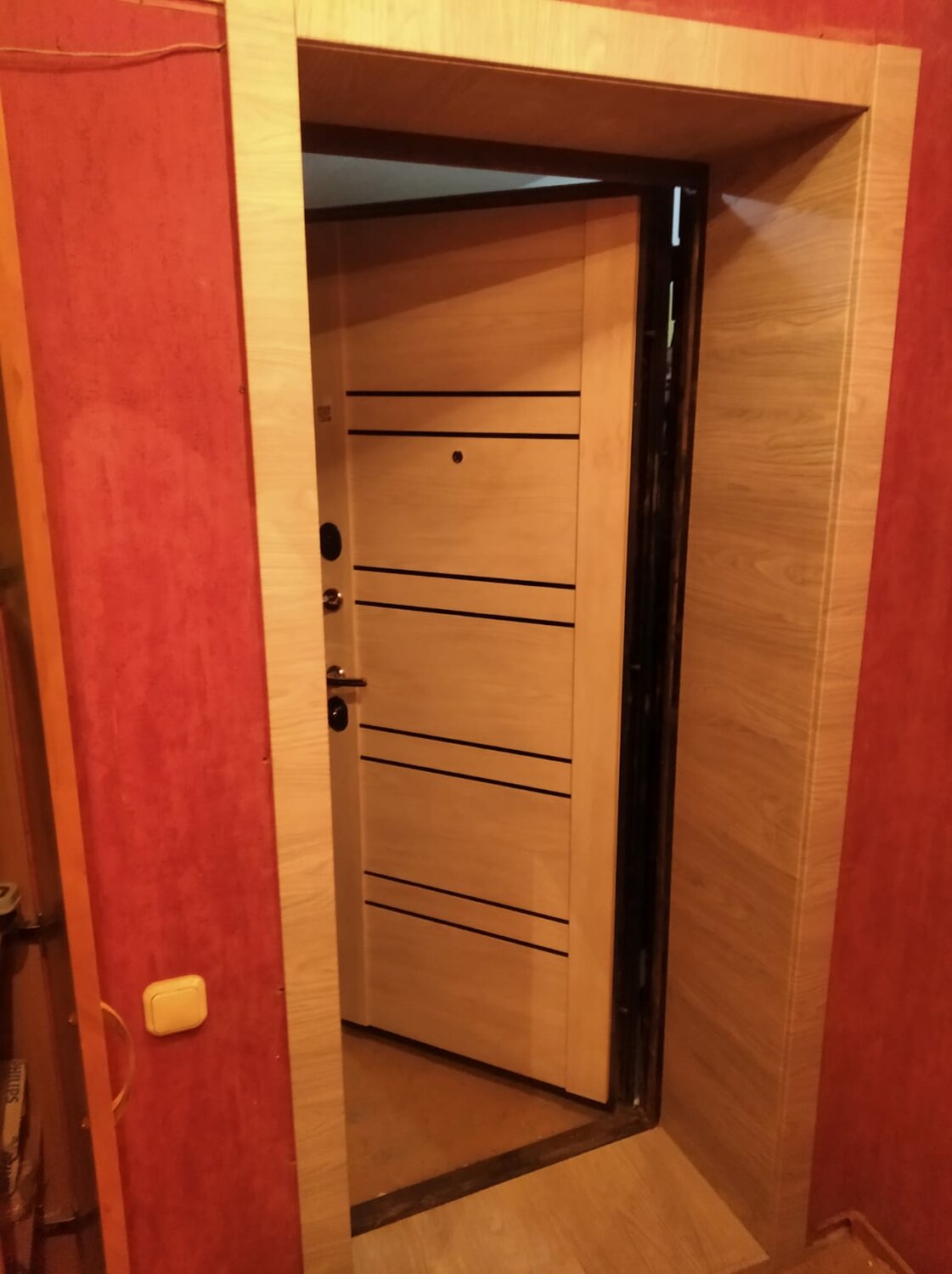 отделка входной двери доборами, экошпон лиственница мокко сан ремо, межкомнатные двери, дверные откосы межкомнатных дверей, отделка откосов входной двери