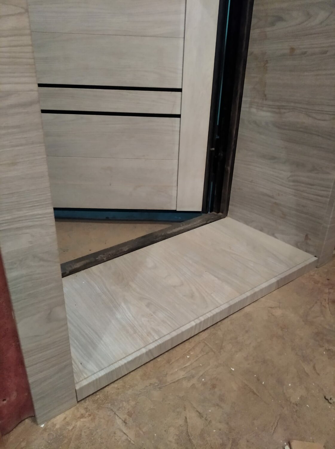 межкомнатные двери с порогом, порожек в ванной, дверь с порогом, порожек в ванной из плитки, порожек в душевую кабину