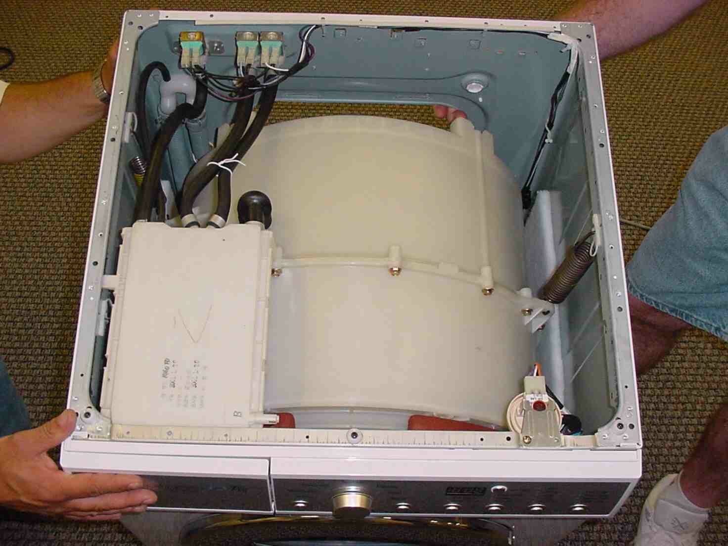 Задние винты крепления крышки