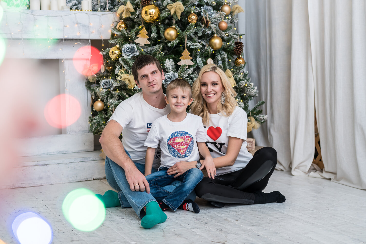 новогодняя фотосессия семейная, новогодняя фотосессия, зимняя фотосессия в студии семейная, семейная фотосессия, образы для фотосессии в студии для семьи