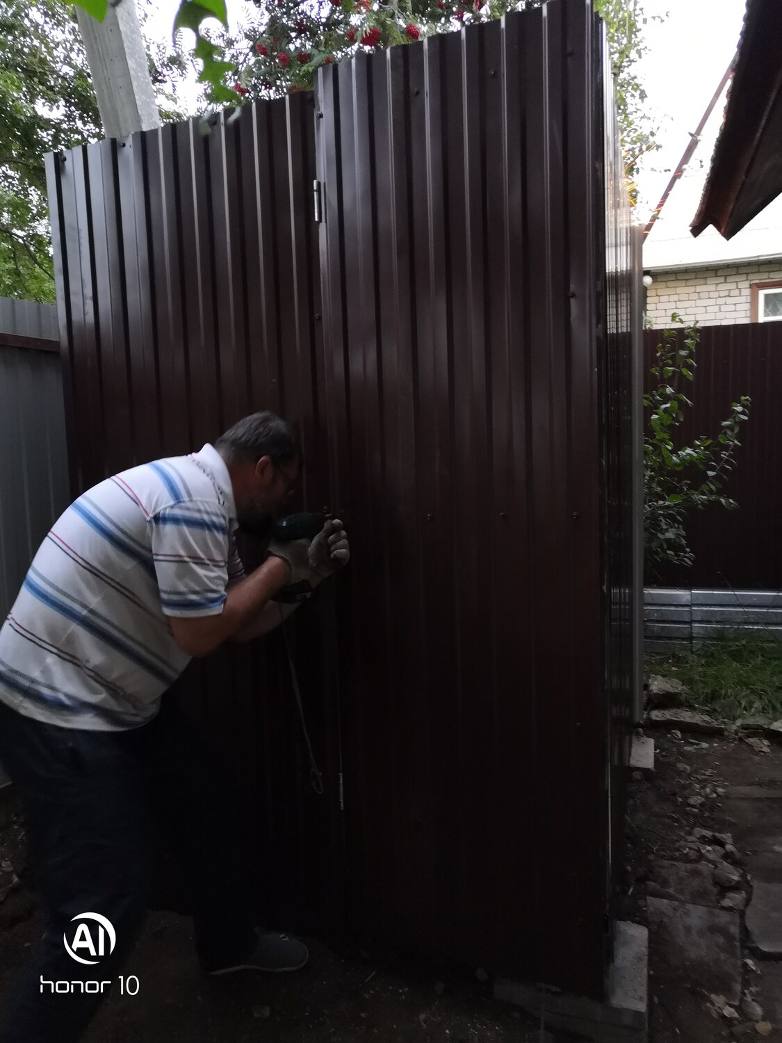 обшивка забора профлистом, ворота как спрятать профлист, крепление профлиста на забор, забор из профнастила, забор из профлиста