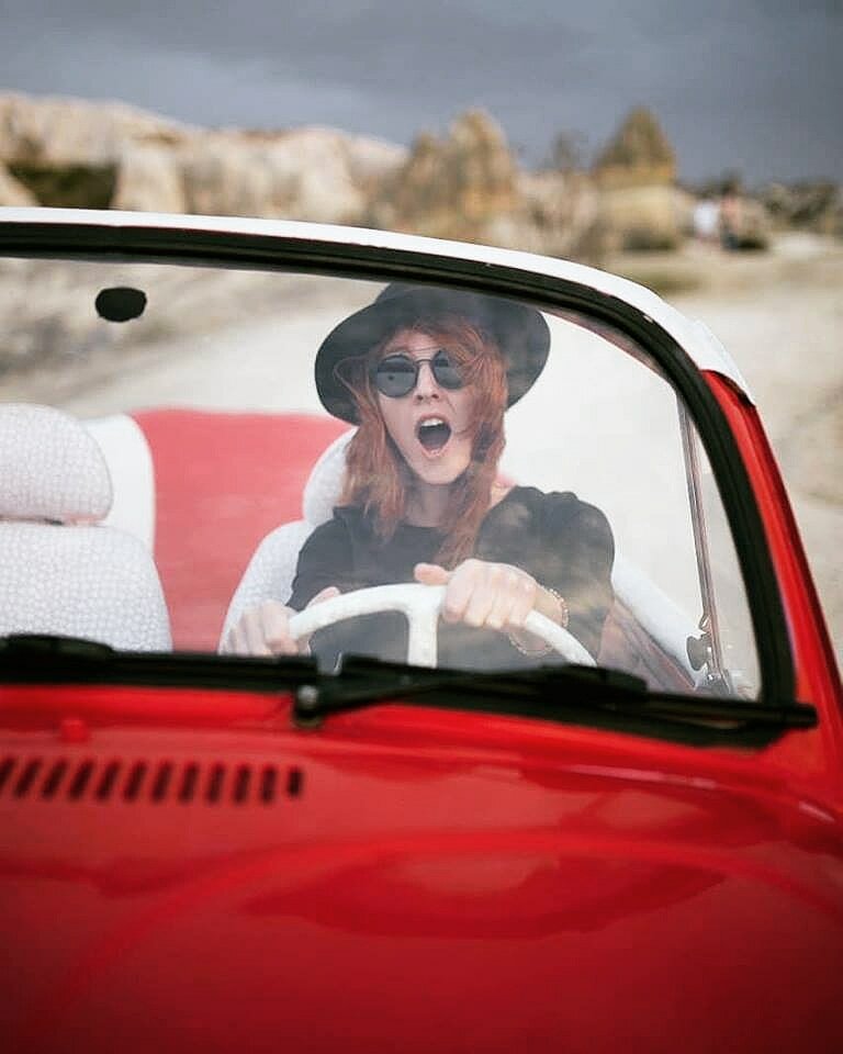 в машине, автомобиль, человек высовывается из машины, the car, кадр из фильма