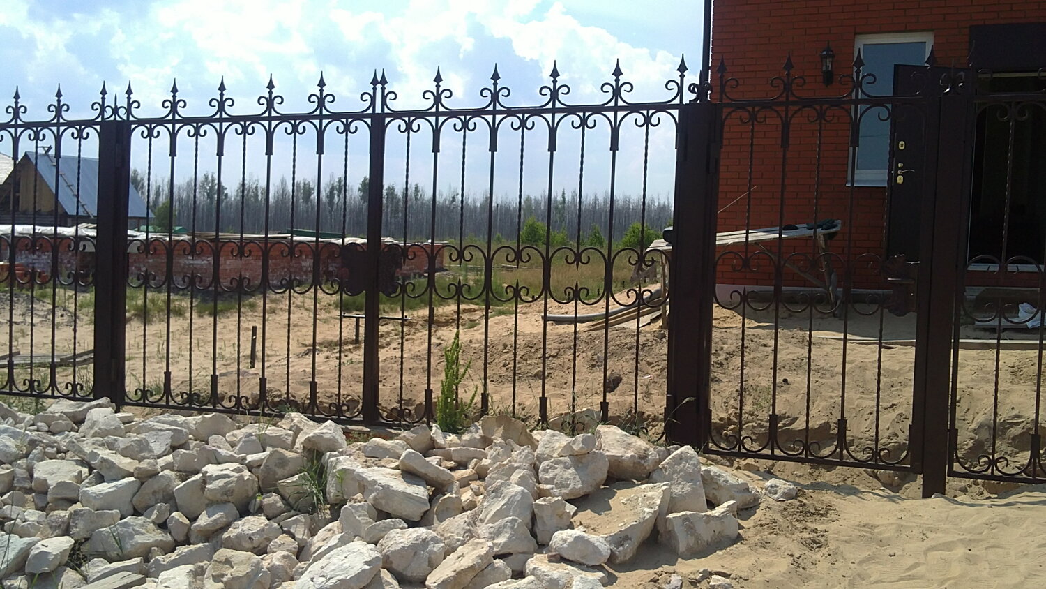 сварной забор с элементами ковки, металлический забор, ковано сварной забор на металлических столбах, кованые заборы краснодар, сварной забор ворота