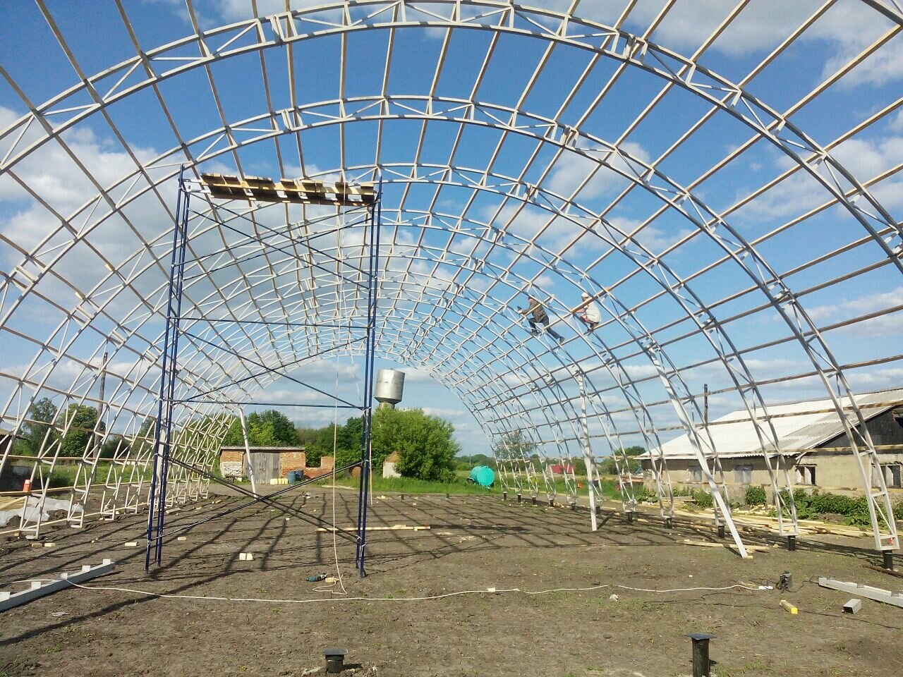 ферма арочного ангара 24 метров, ангар из теплицы, арочный ангар из поликарбоната, арочные конструкции, ангар с крышей из поликарбоната