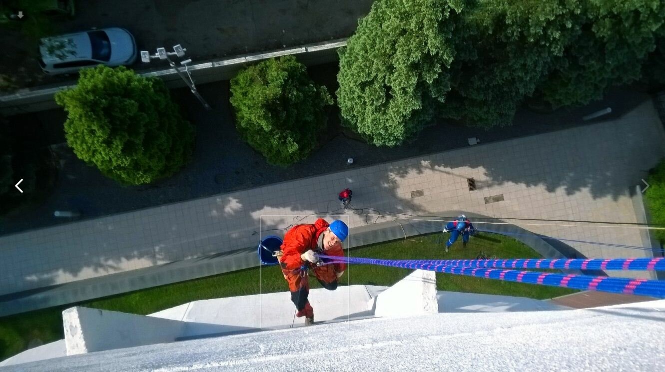 здание, улица, альпинист, из окна, склон
