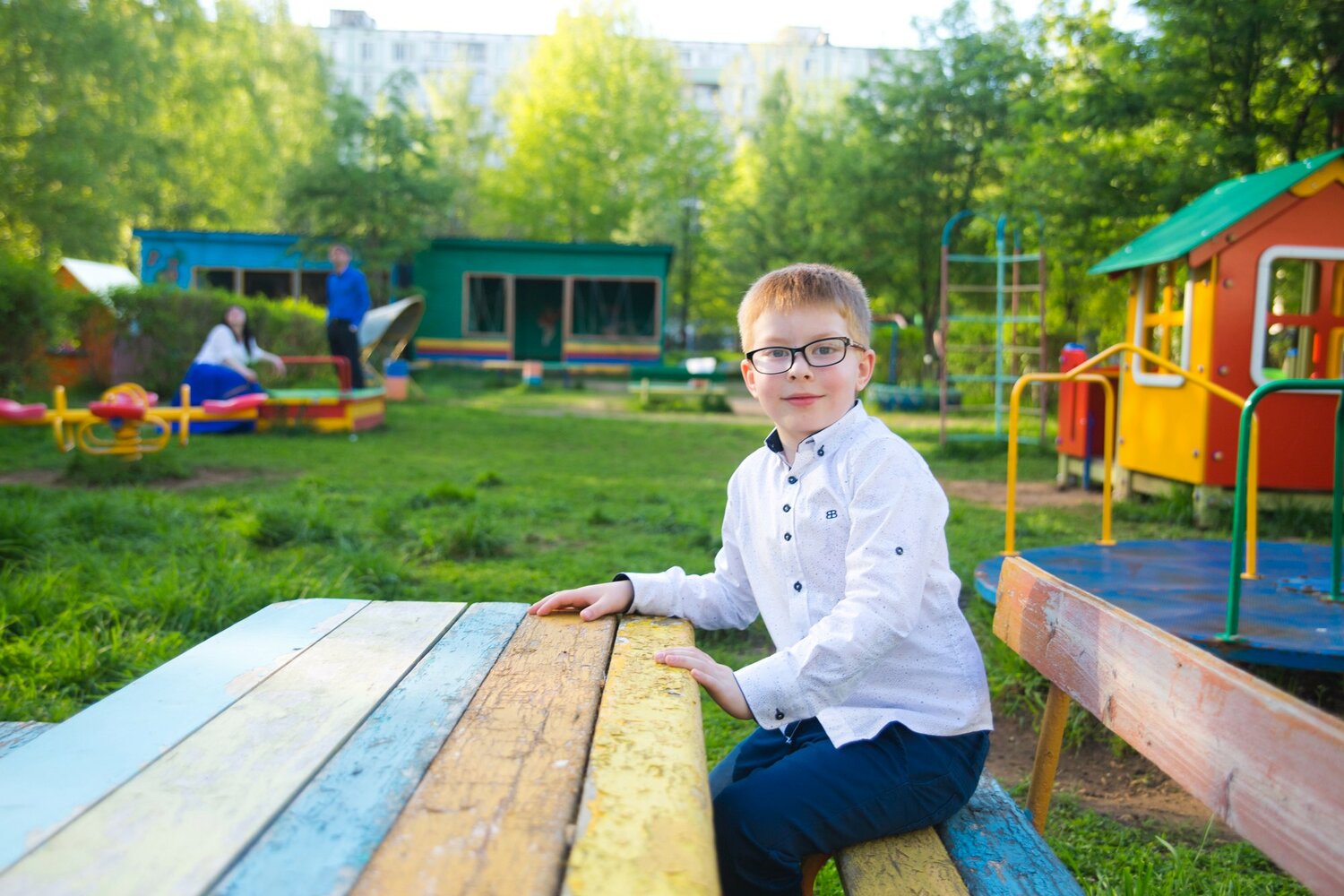 мальчик на детской площадке, детская фотосессия, на детской площадке, детская площадка, человек