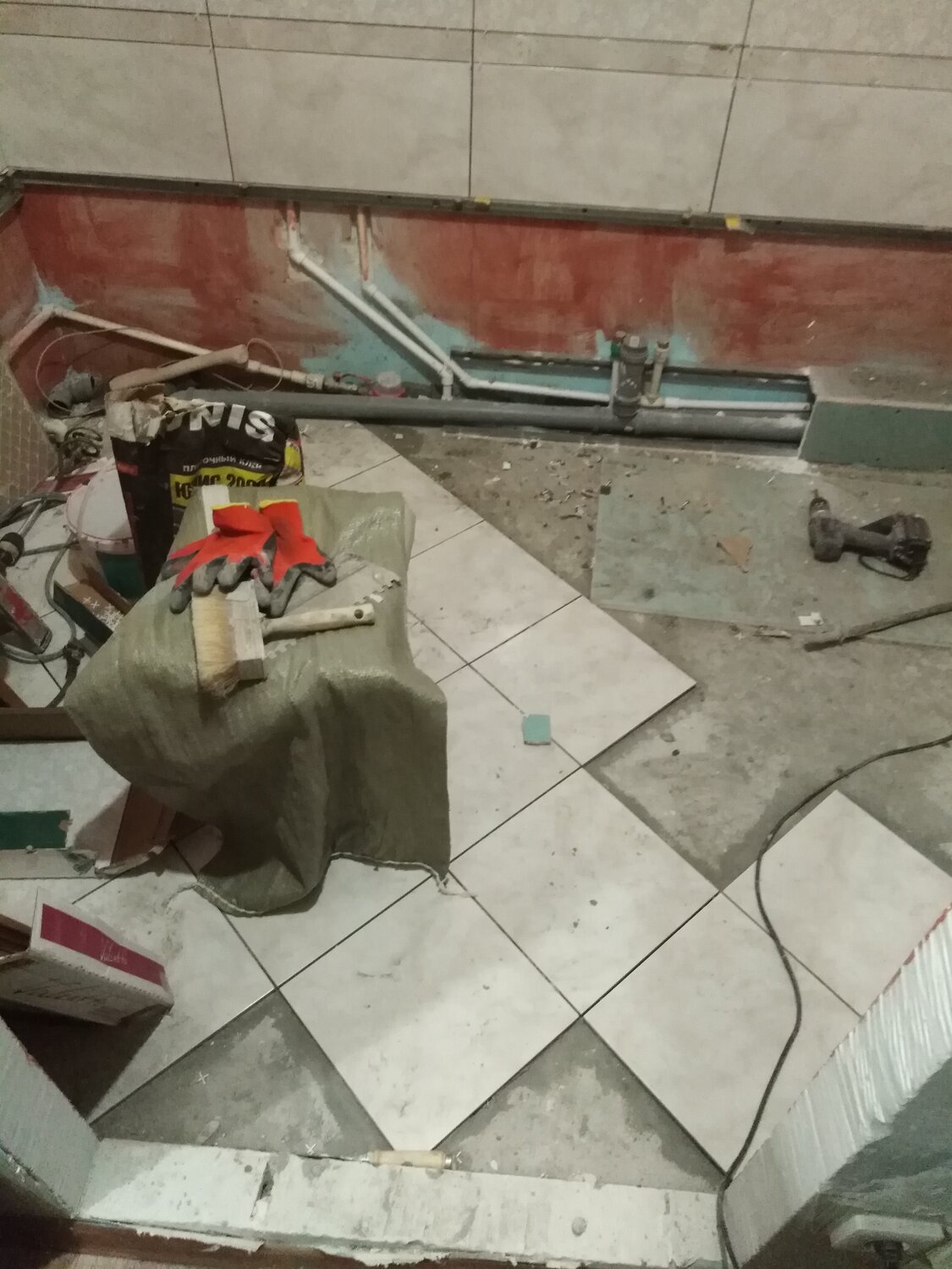 укладка напольной плитки в ванной, укладка керамогранита 600х600 на пол, плитка по диагонали, грязный плиточник, напольная плитка