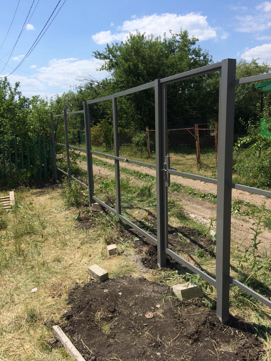 забор рабица, каркас забора, столбы для забора из сетки рабицы, каркас забора из профильной трубы, забор из профлиста с калиткой из сетки рабицы