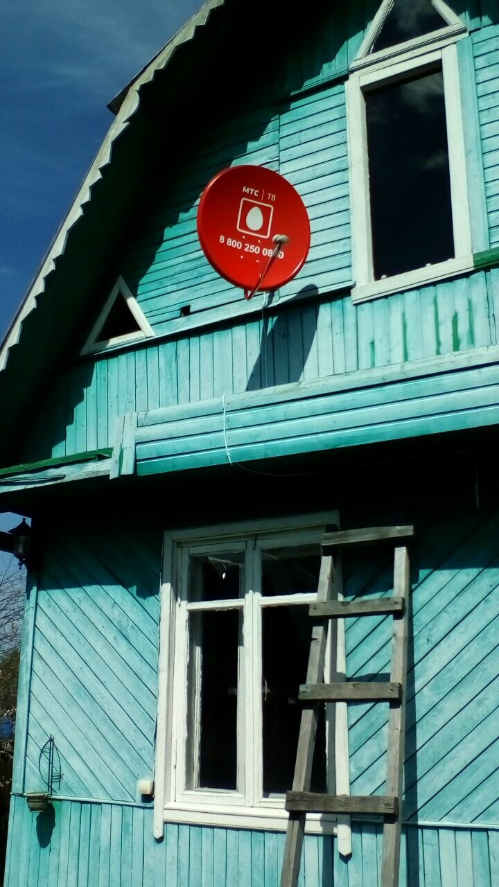 тарелка мтс на доме, в деревне, спутниковое телевидение, дом, мтс