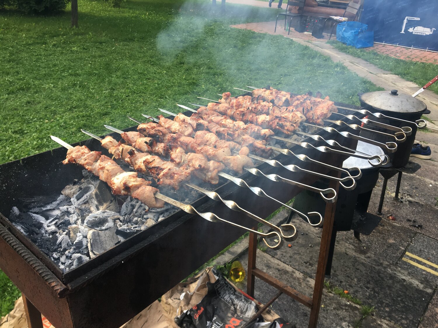 шашлык, шашлыки на даче, выездной шашлычник, шашлычник, шашлык на шампуре