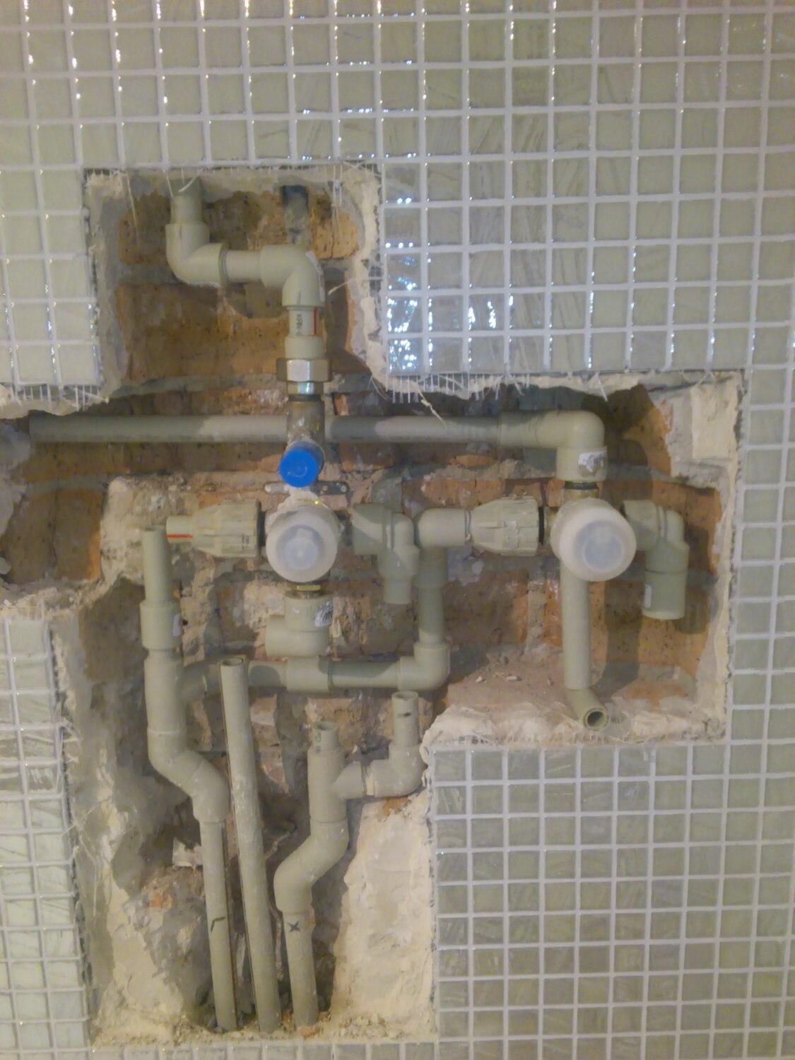 сантехника коллекторная разводка, разводка полипропиленовых труб коллектор 32 25, разводка сантехнических труб п44, трубы сантехника из нержавеющей стали разводка в ванной, разводка воды в двухкомнатной квартире