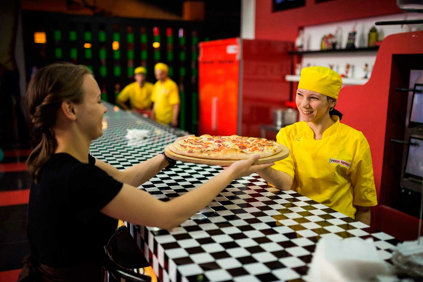 пицца феррари, пицца, pizza, domino’s pizza, сотрудники пиццерии