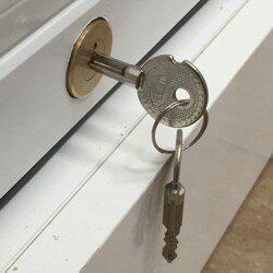рольставни 22029 замок механический, замок с ключами, замок для 2-х дверей, со сверлением, поворотно-задвижной, хром, замок для роллет, замок для двери