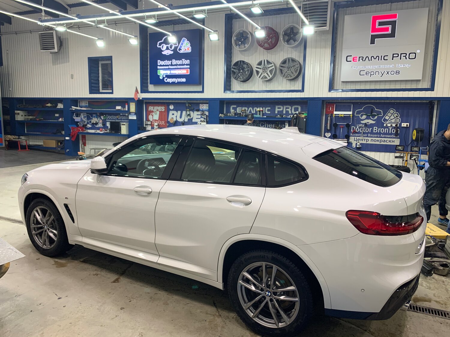 bmw x6, bmw x4 g02 белый, bmw x6 f16 белый, bmw x, мужчина на бмв х6 белые