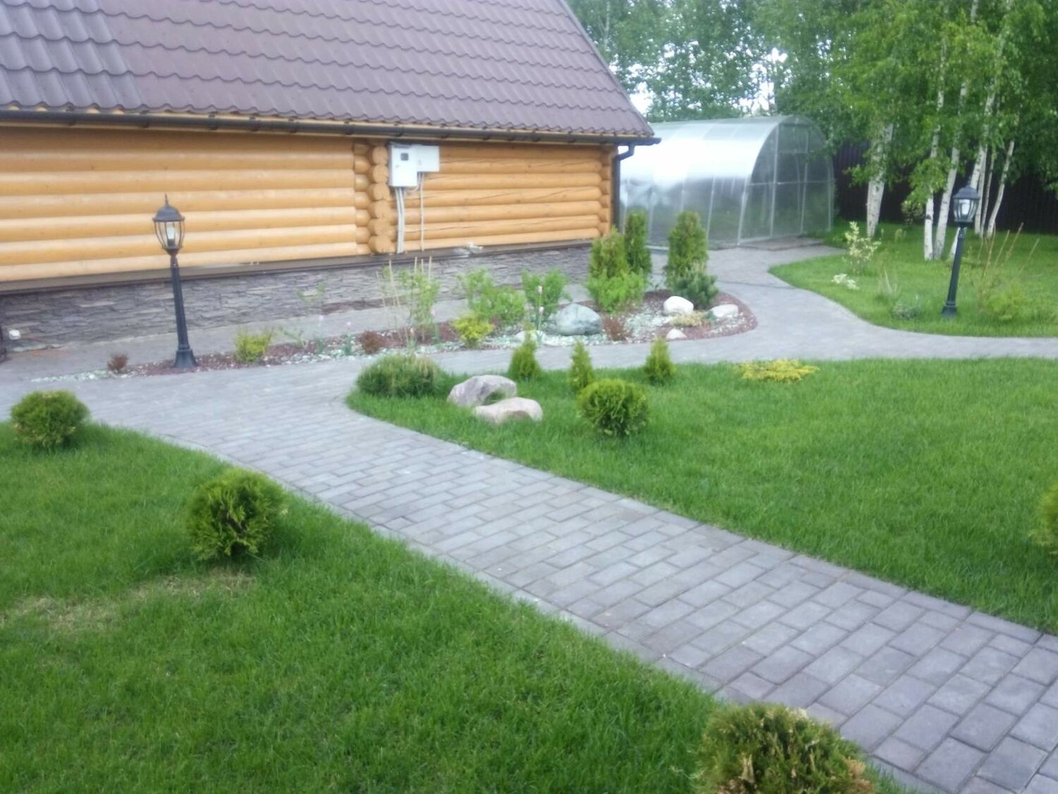 ландшафтный дизайн, благоустройство дачного участка, благоустройство участка, озеленение и благоустройство участка, газон с брусчаткой перед домом