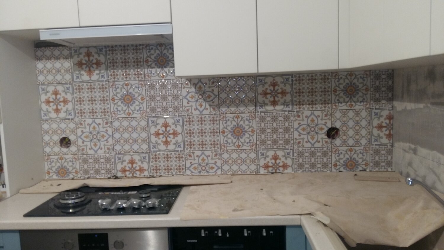 суррей бежевый на фартук в интерьере кухни, плитка kerama marazzi суррей, кухонный фартук плитка мозаика суррей, фартук для кухни, стеновая панель кофейная плитка