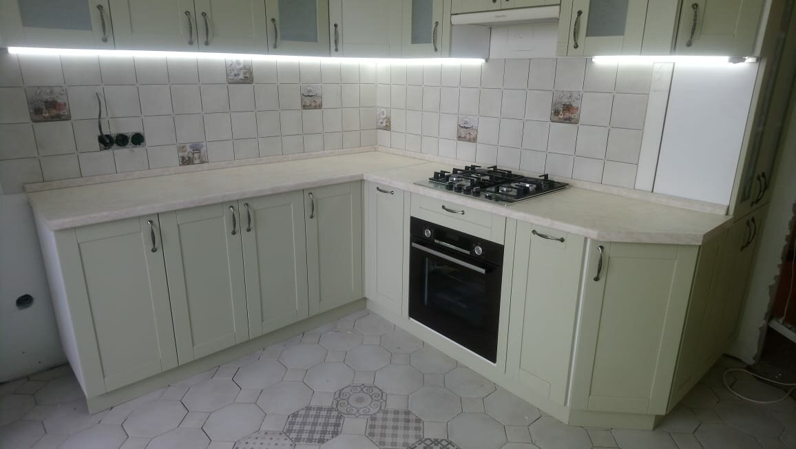 дизайн кухни, кухня белый глянец с фрезеровкой, кухня белая капри с вытяжкой, кухня, дизайн кухни патина серебро на 13,8 кв.м кухня слева