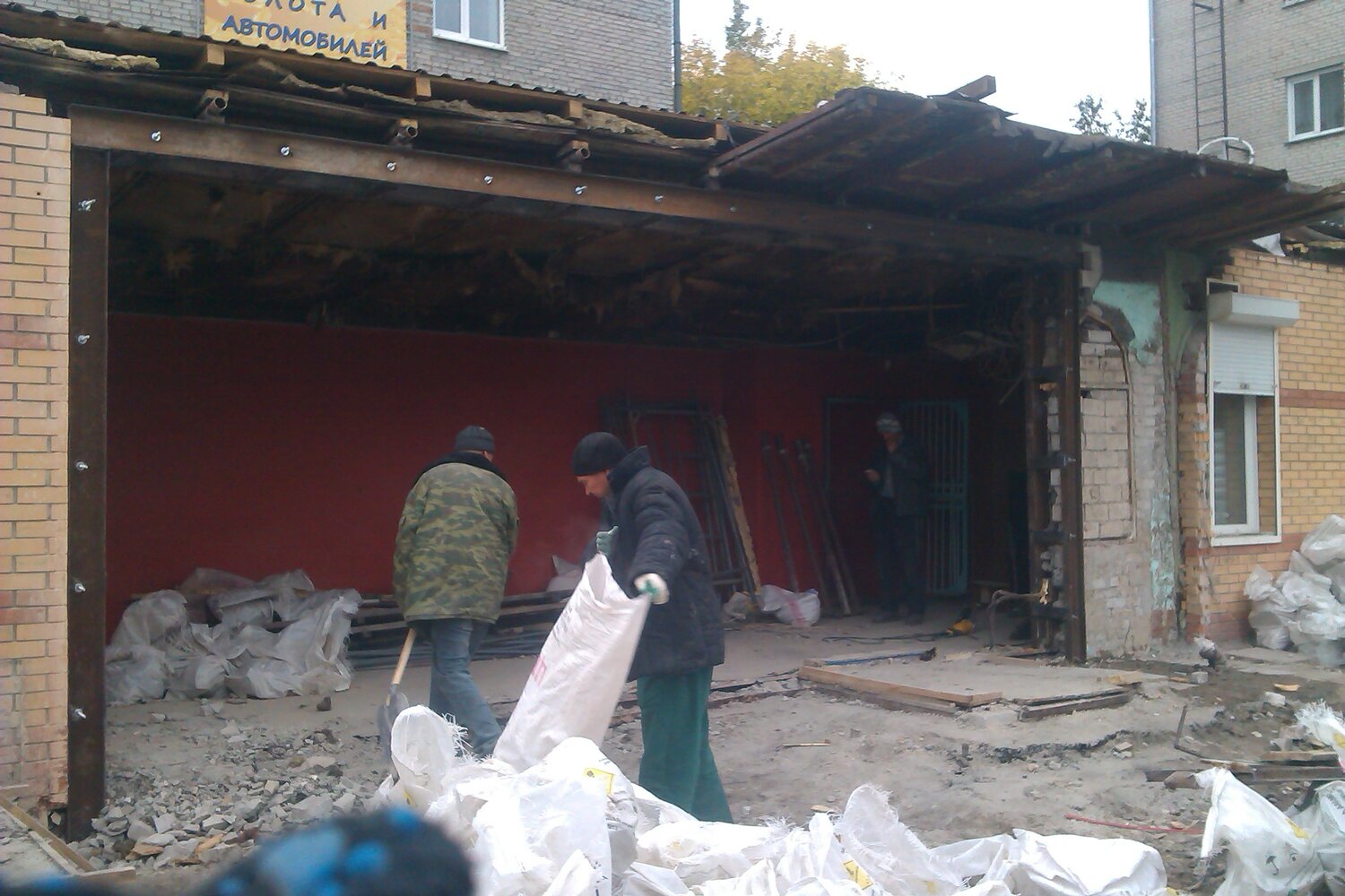 в гараже, пожар в гараже, демонтаж гаража и вывоз мусора, взрыв баллона в гараже, подъем гаражных ворот