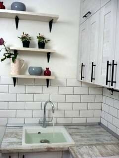 плитка с полками кухня, плитка биселадо бланко, плитка living light grey в интерьере кухни, белый кафель раковина кухня, кафель кабанчик серый волк