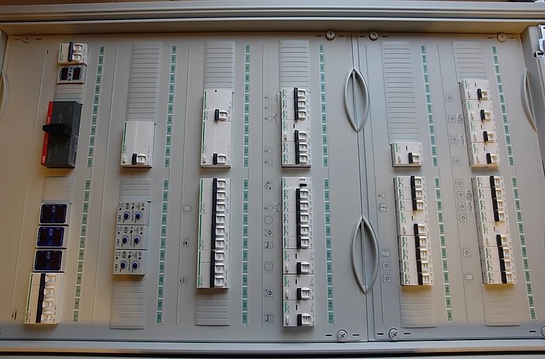 abb u53m, abb u62 144 модуля, abb u52, пластрон в электрощите, распределительный щит