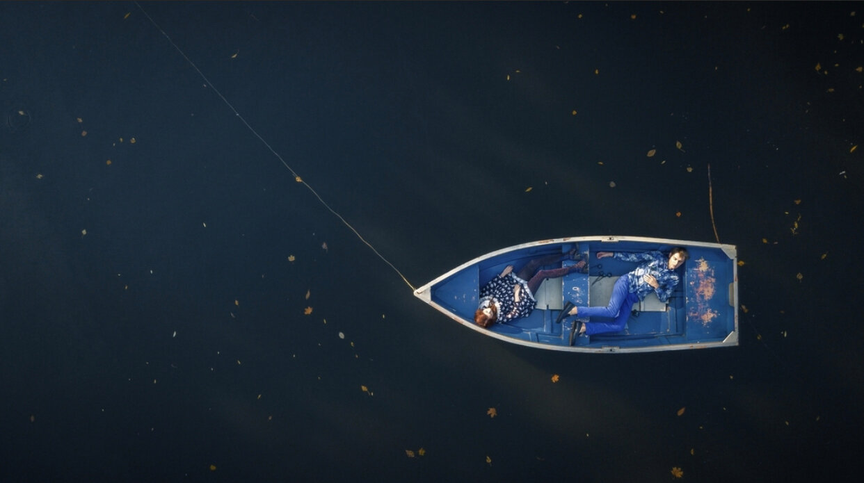 люди плывут на лодке вид сверху, человек в лодке вид сверху, в лодке, blue boat, темное изображение