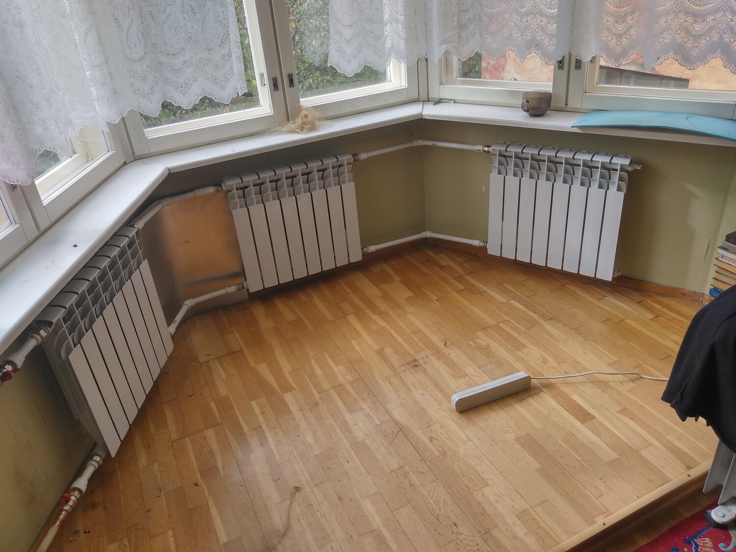 радиаторы в эркере, эркер, квартира, батареи под эркерное окно, отопление