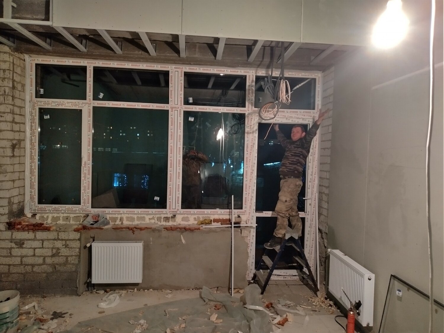 окна, батареи в панельном доме в стене, квартира в панельном доме без ремонта, монтаж балконного блока, монтаж балконного блока своими руками